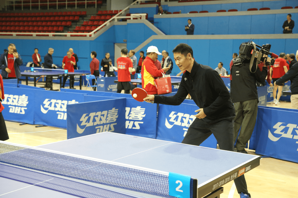 让重阳节“老有腔调” 上海首创老年乒乓球比赛
